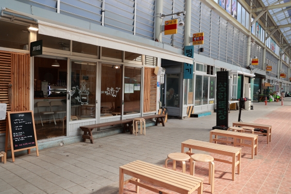 젊은 대표가 운영하는 카페 '3월18일'. 옆집의 뻥튀기 간판이 이채롭다.