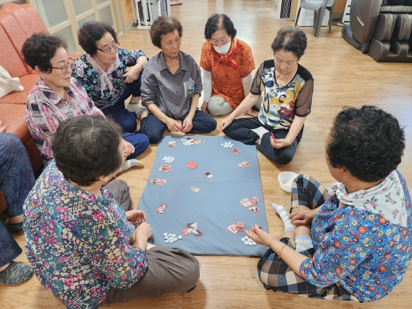 경로당에서 식사도 하고 화투도 치면서 시간을 보내는 어르신들. 셈은 현금이 오가는 것이 아니라 바둑알로 한다.