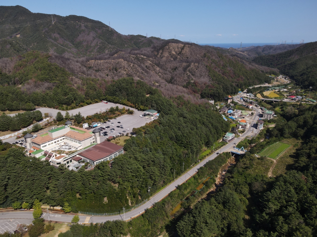 울진군 북면 덕구2리 덕구보양온천마을은 전국에서 하나뿐인 자연용출온천으로 행안부에서 인정한 경북 1호 국민보양온천을 품고 있다. 응봉산과 덕구계곡의 수려한 자연경관이 자랑이다. 김선국 객원사진기자