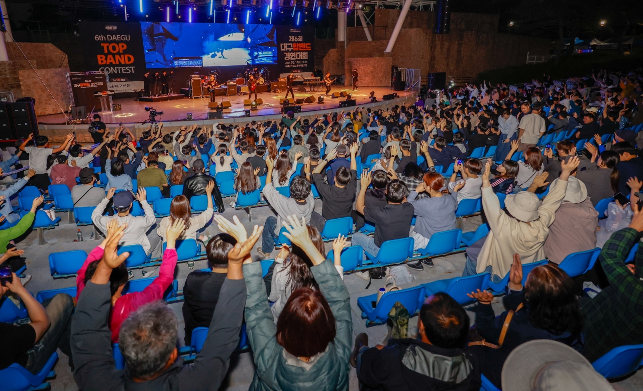 제6회 대구TOP밴드 경연대회가 대구신문이 주최·주관하고 대구시·대구문화예술진흥원·대구시교육청·경북교육청·한국음악저작권협회 후원으로 11일 대구 달서구 두류공원 야외음악당에서 열린 가운데 전국 각지에서 모인 아마추어 뮤지션들의 활기 넘치는 공연 속에 성황리에 마무리됐다. 전영호기자 riki17@idaegu.co.kr