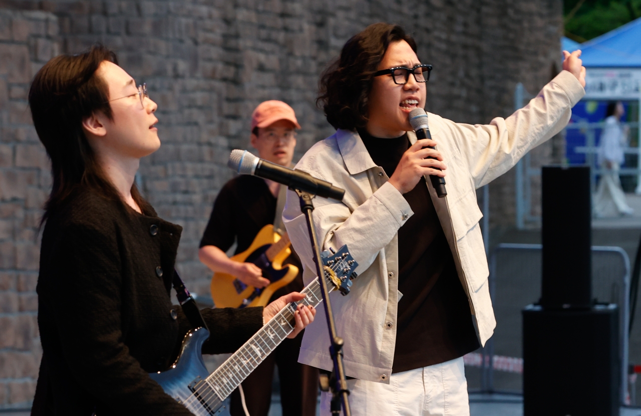 성인부 대상을 수상한 화(HWA)의 공연이 펼쳐지고 있다.