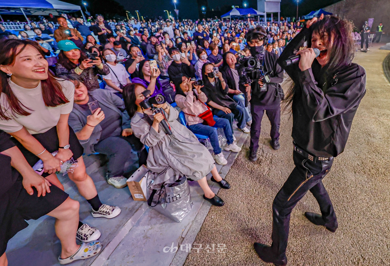 김경호 밴드의 축하공연이 펼쳐지고 있다. 전영호기자 riki17@idaegu.co.kr