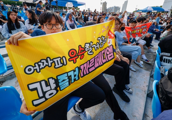 대구TOP밴드 경연대회를 찾은 참가팀 지인들이 현수막 등을 들고 응원하고 있다. 전영호기자 riki17@idaegu.co.kr