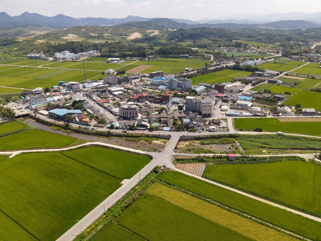 해평(海平)은 들판이 바다처럼 넓다고 해서 붙여진 지명이다. 구미시 해평면에 있는 해평정다운센터는 농촌중심지 활성화사업의 일환으로 목욕탕 운영과 헬스장, 농산물판매장으로 시작해 지금은 해평중심지 영농조합법인과 마을기업으로 사업을 확대하고 있다. 김선국 사진작가