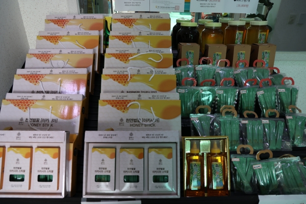 해평정다운센터에서는 농산물과 꿀 등 지역에서 생산된 농산물을 판매한다.