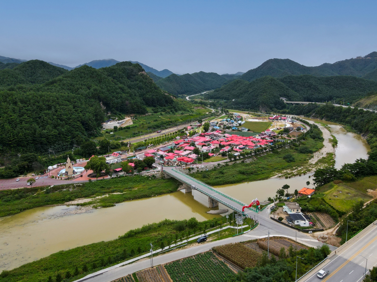 봉화군 소천면 분천2리는 핀란드의 산타마을인 ‘로바니에미 산타마을’을 벤치마킹해 분천산타마을로 변신했다. 모든 집의 지붕을 빨간색으로 바꾸고 분천역을 중심으로 트리전망대와 산타조형물 등을 설치해 1년 내내 크리스마스 분위기를 느낄 수 있다. 7월과 12월에 산타축제가 열리면 전국에서 관광객들이 몰려든다. 김선국 사진작가