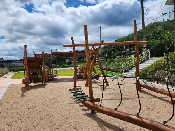 마을 공원에 마련된 어린이 놀이터는 마을 주민들의 자부심이다.