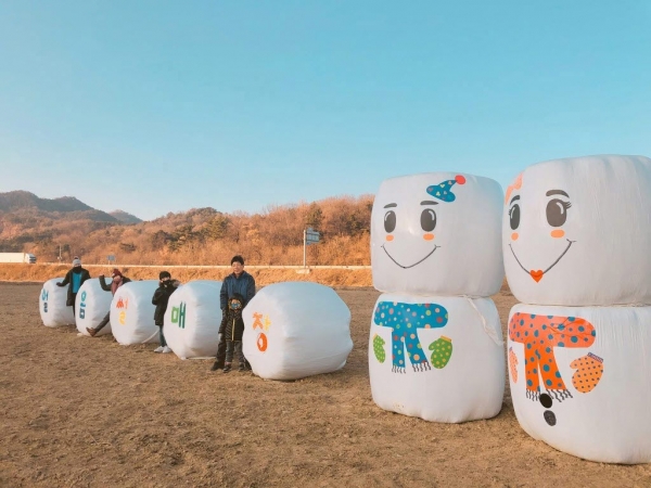 수확이 끝난 논에 볏짚 건초더미인 '사일리지'를 이용해 눈사람을 만들어 포토존으로 활용한다.