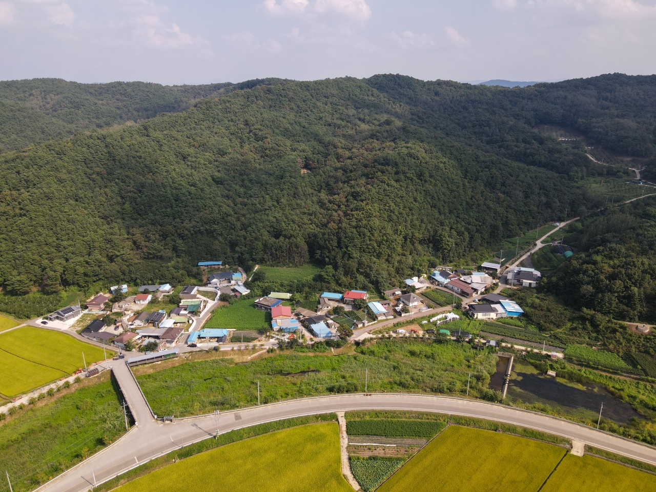 마을 앞으로 비산천이 흐르고 뒷산이 포근하게 감싸안고 있는 배산임수의 입지조건을 가진 의성군 구천면 선창마을은 따스한 정과 사랑이 살아 숨쉬는 정겨운 마을로 알려져 ‘찾아오고 싶은 마을, 살고 싶은 마을’로 꼽히고 있다. 김선국 사진작가