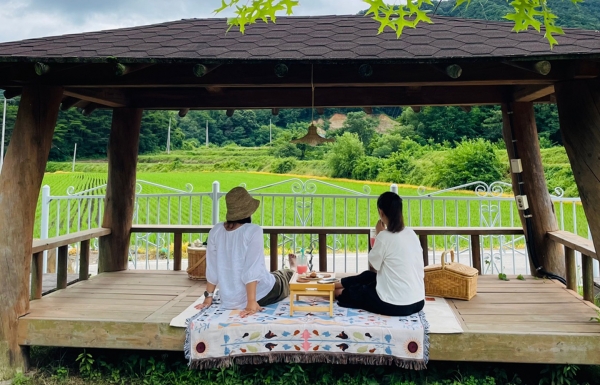 '신리에서 휴휴(休休)' 프로그램. '촌캉스'와 같이 산촌의 강점을 살리고 당일 간단한 피크닉을 즐길 수 있다