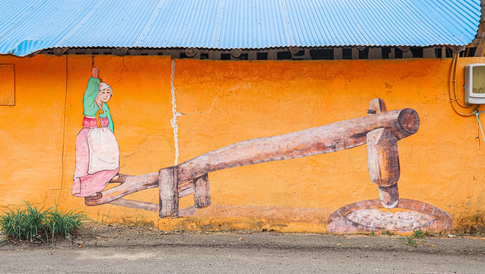 2015년 창조적마을만들기를 통해 조성된 벽화. 벽화에는 마을의 자랑인 무농약 쌀을 생산하는 과정이 담겨 있다