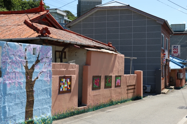 동심동마을 집 담장은 아기자기 정겨운 벽화들로 채워져있다.