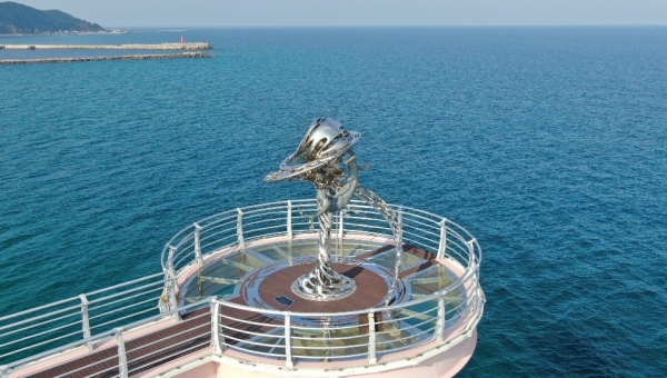 등기산스카이워크의 끝부분에는 의상대사를 사모하다 바다의 용이 되었다는 선묘낭자의 조형물이 있다. 울진군제공