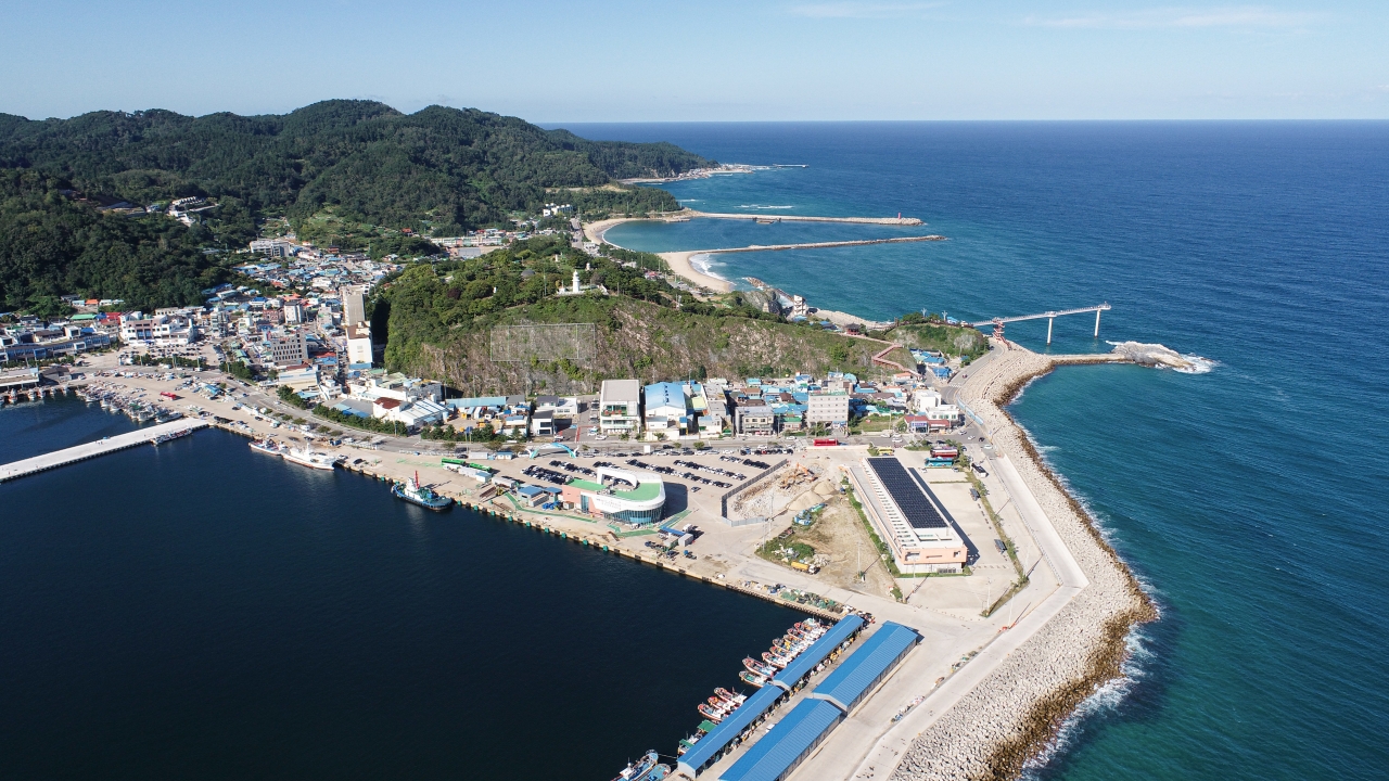 53.9m의 나지막한 등기산을 둘러싸고, 등기산스카이워크를 품고 있는 마을은 후포4리, 동심동 마을이다. 산과 바다, 신석기 유적지, 정감있는 벽화 등 볼거리에 다양한 먹거리가 가득한 동심동마을은 그냥 잠깐 스쳐지나가기에는 아까운 꽤 매력적인 곳이다. 김선국 사진작가