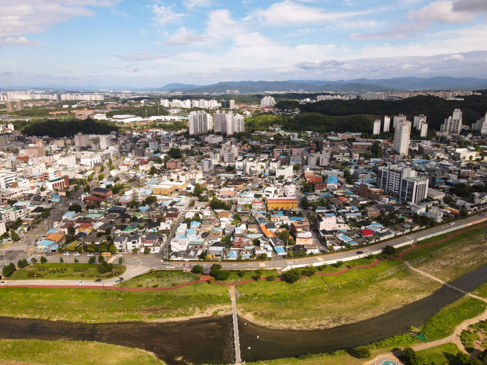 서상길 청년마을은 경산시 중방동, 서상동, 삼남동 일부에 조성되어 있다. 과거 종로라 불릴 만큼 경산의 행정 중심지였던 서상길은 1989년 경산읍이 시로 승격하면서 대부분의 관공서가 이전해 낙후 지역이 되었다. 2019년 '도시재생 뉴딜사업'을 통해 도시가스 공급, 보행친화거리, 주민생활공간을 조성해 살기 좋은 안전한 마을로 변화했다. 김선국 사진작가