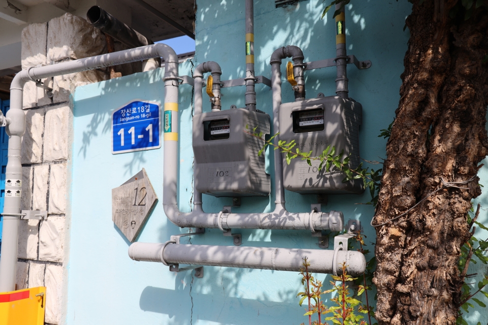 '서상길 청년문화마을 도시재생뉴딜사업'을 통해 마을에 공급된 도시가스. 연탄으로 추위를 이겨내던 주민들이 도시가스가 유입되며 편리하고 안전하게 생활할 수 있게 됐다.