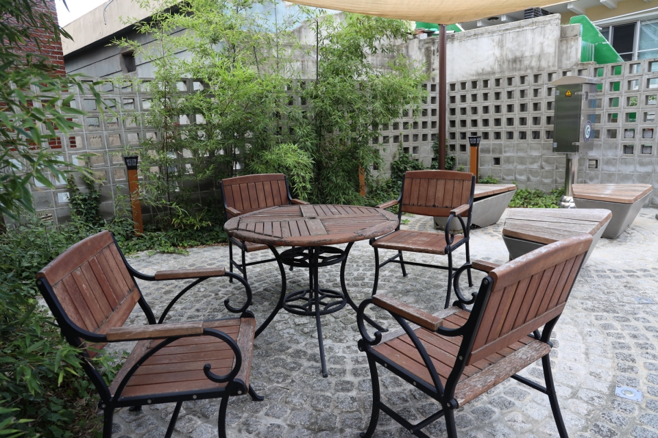 건물 사이 자투리땅에 조성한 공원이라는 뜻을 가진 쌈지공원. 마을 곳곳에 조성되어 주민들의 사랑방 역할을 한다.