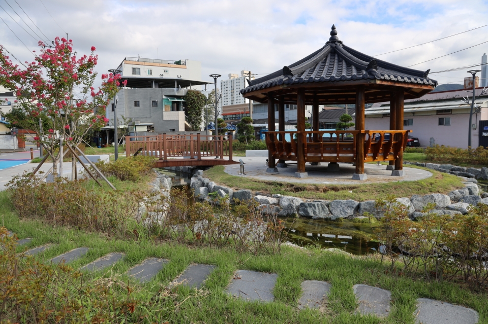 300평 규모의 연당지 테마파크. 작은 수변공간, 정자, 포토존이 조성되어 있다.