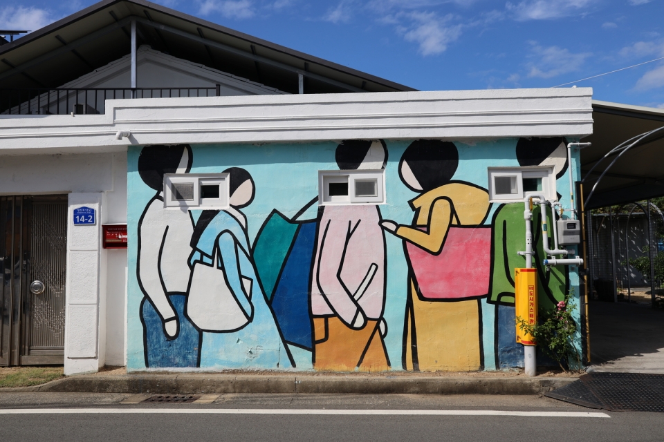 집의 특징을 살려 다채롭게 그려진 벽화