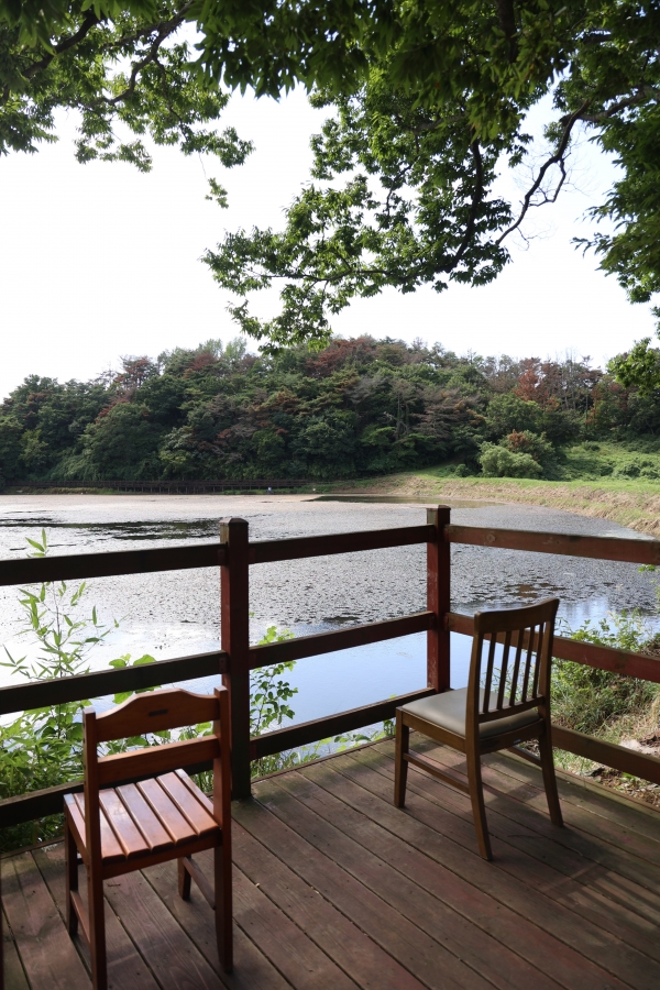마을 앞 금광지 주변으로 고인돌이 있고 산책로가 조성되어 있다.