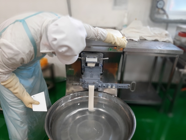 HACCP(식품위해요소중점관리 기준) 인증을 받은 시설에서 가래떡을 생산하고 있다.