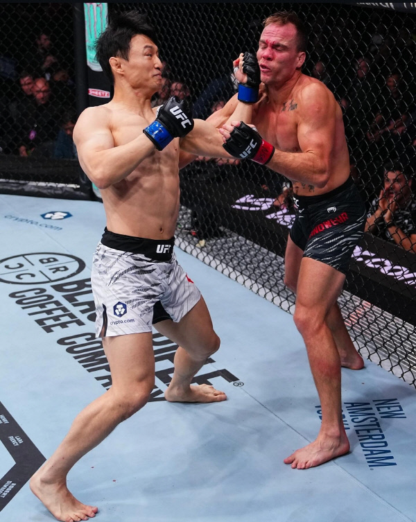 타격·그라운드 모두 압도…더 강력해진 최두호