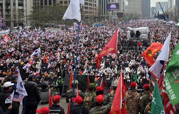 3.1절을 맞아 전광훈 목사가 이끄는 '대한민국 바로 세우기 국민운동분부'는 광화문에서는 탄핵 반대 집회를 열었다. 이기동기자