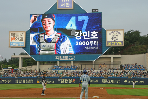 '통산 3600루타' 달성, 홈런으로 자축한 강민호