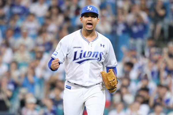 <b>가라비토</b>, 무실점 위력투…KBO 리그 '첫 승'