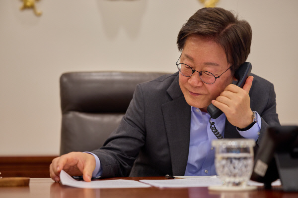 李 <b>대통령</b>, 獨 총리·우즈베크 <b>대통령</b>과 <b>통화</b>