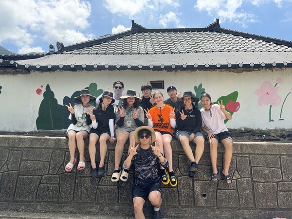 영남대 교환학생동아리 학생들이 암곡마을을 찾아 마을 벽화를 그렸다.