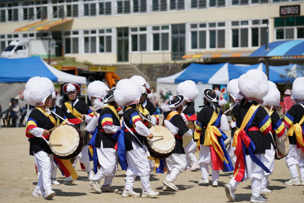 상주에서 풍물 잘하는 마을로 소문났던 마을의 명성을 되찾기 위해 결성한 ‘희로애락 흥 풍물단’