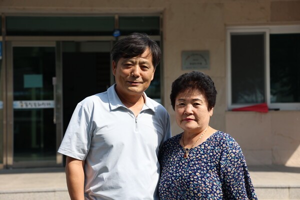 왼쪽부터 김윤 이장, 윤선숙 부녀회장