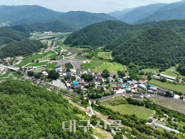 김천시 증산면 평촌리는 넓은 들이 있다고 해서 ‘평촌’이라고 불린다. 지금은 ‘옛날솜씨마을로’로 더 잘 알려진 평촌리는 농촌의 전통문화를 소재로 한 다양한 체험활동과 아름다운 자연환경으로 이름나 있다. 김선국 사진작가