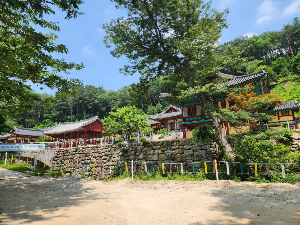 도선국사가 창건한 천년고찰 청암사.
