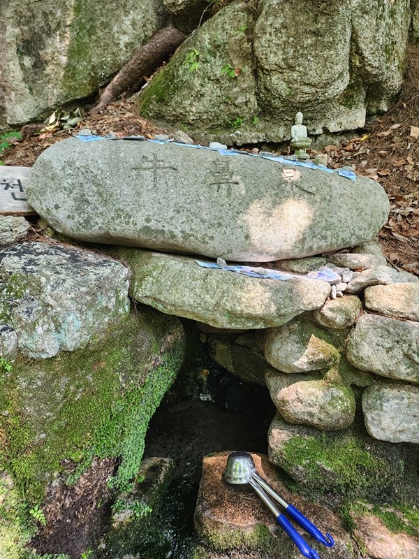 청암사 입구에 있는 우비천 물을 마시면 부자가 된다는 전설이 있다.