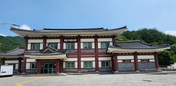 마을 입구에 있는 무흘구곡 전시관.