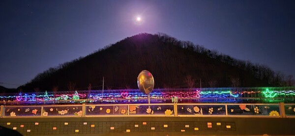 LED등으로 야관 경관조명을 설치해 볼거리를 만들었다.