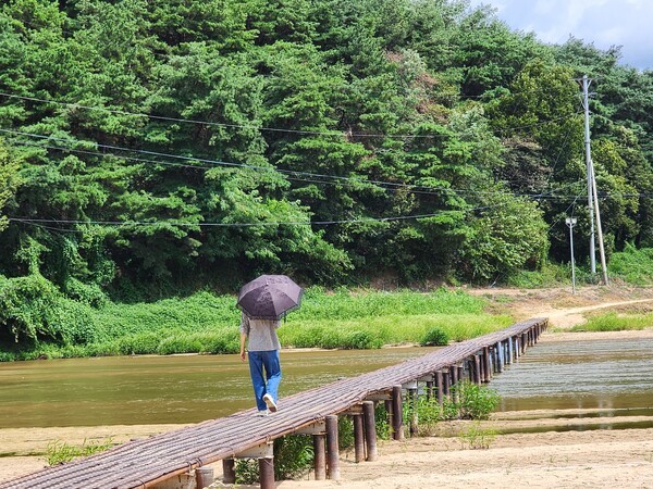 마을의 명물 뿅뿅다리. 폭이 좁아 마주오는 사람이 있으면 잠시 멈추고 조심스럽게 비켜가야 한다.