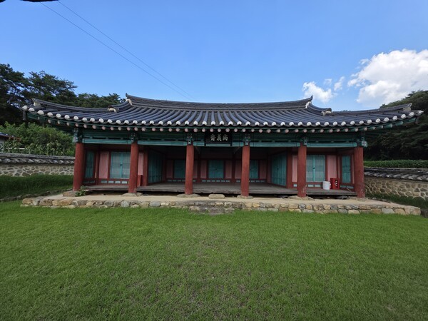 엄흥도 선생을 기리기 위한 상의재.