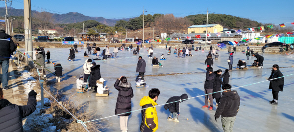 겨울이면 수확이 끝난 논에 물을 대 얼음썰매장을 운영한다. 이용료도 무료, 썰매 대여도 무료라 인기다.