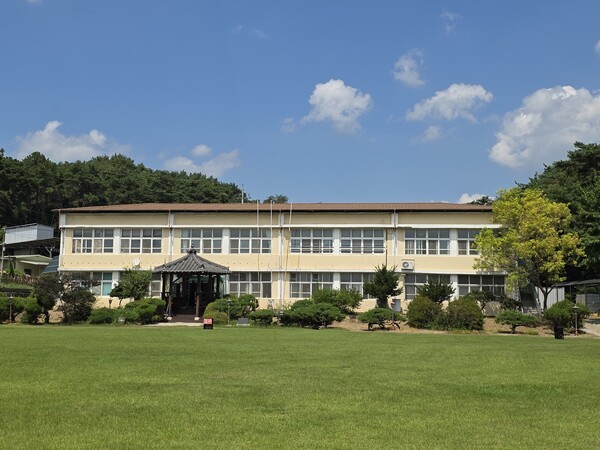 폐교된 의산초등학교는 오미자가공공장 '레드인'이 들어서 있다.