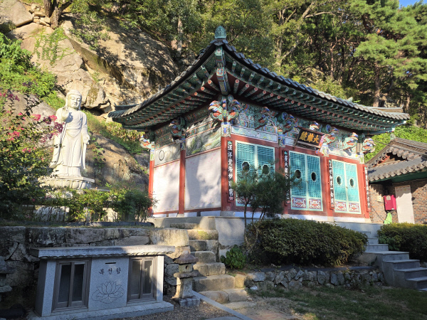 한개마을 뒤쪽으로 산길을 600m정도 오르면 감응사에 도착한다.