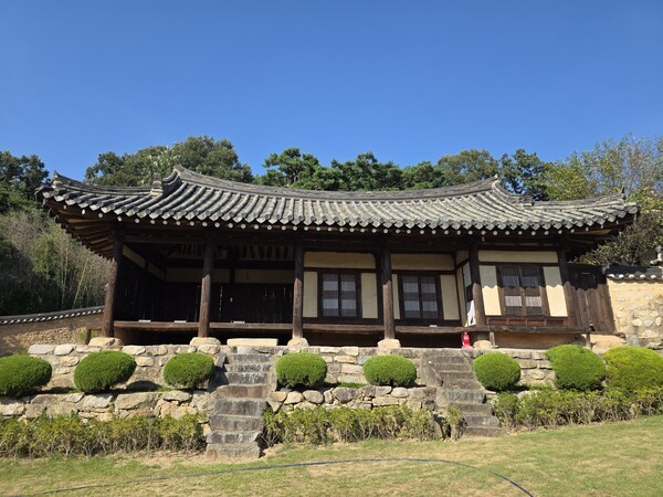 높은 기단 위에 세워진 월곡댁 사랑채.