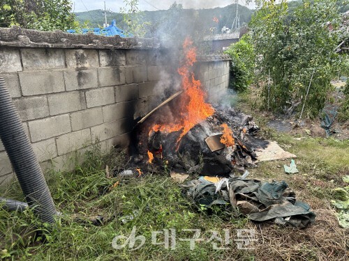 봉화소방서는 29일 봉화군 재산면 대내골길에서 마을 순회 활동 중 쓰레기 불법 소각을 적발하고 신속히 조치했다.