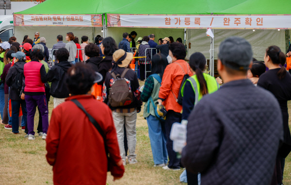 참가등록기다리는참가자들