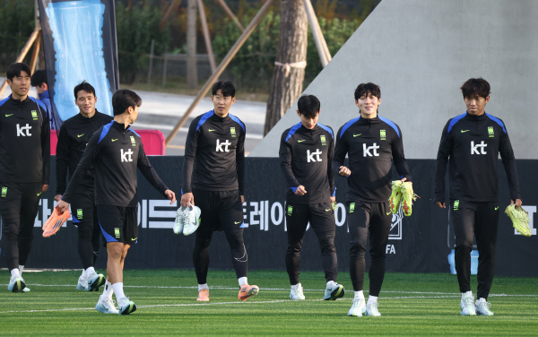 훈련장 들어서는 선수들<YONHAP NO-3664>