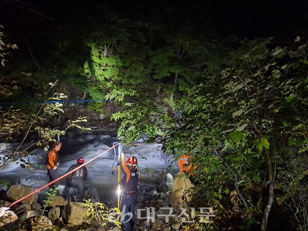 영덕소방서가 지난달 25일 포항 하옥계곡에서 발생한 수난사고 현장에 출동해 시민을 안전하게 구조했다. 영덕소방서 직원들이 로프로 고립자를 구조하는 모습