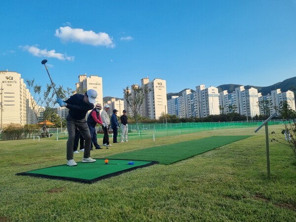 경산시는 지난 1일부터 남천옥빛파크골프장 운영에 본격적으로 들어갔다. 경산시 제공.