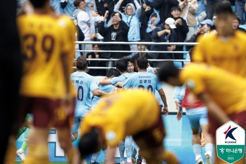 지난 8일 광주 FC전에서 김현준의 골에 기뻐하는 대구FC 선수들. 한국프로축구연맹 제공. 